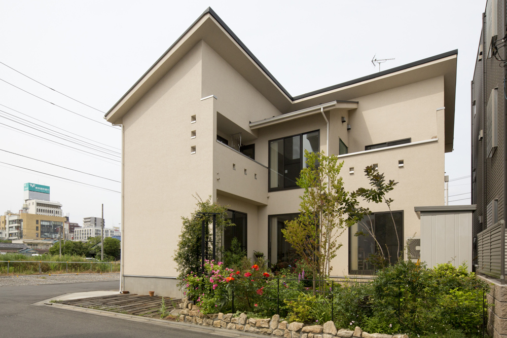 2階建て住宅・緑溢れるお庭と吹き抜けのある間取りの家：日野市　Ｓ様邸