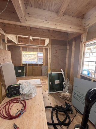 東京都世田谷49坪の工事ブログ：壁の窓・ドア工事